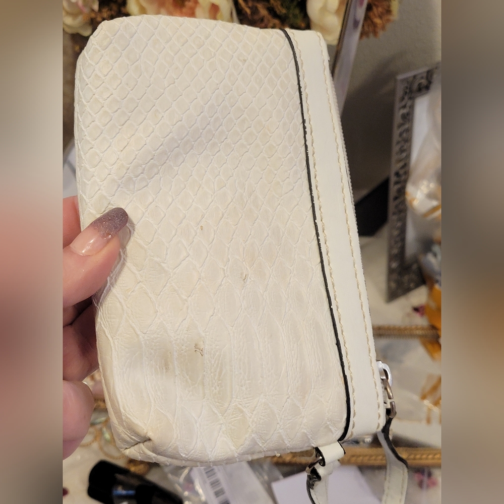 GUESS White Textured Wristlet Leather Zip Top Small Bag Clutch Retro - Picture 3 of 5